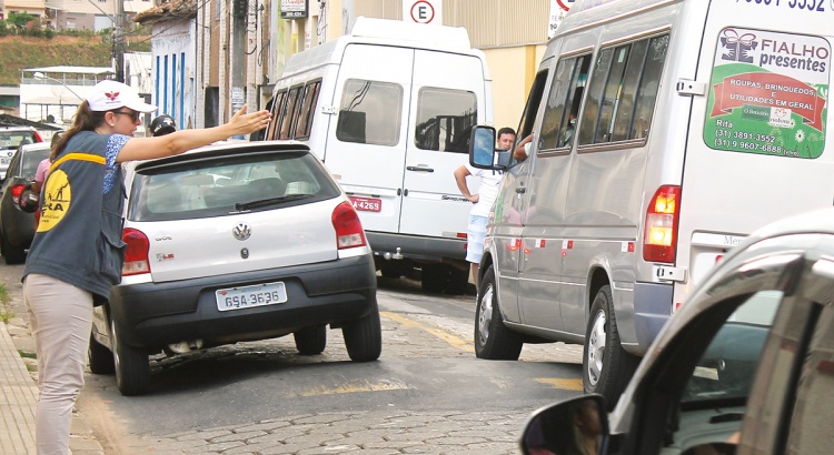 Vans escolares circulam sem vistorias em Viçosa