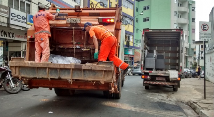 Caminhão compactador de lixo despeja chorume pela cidade