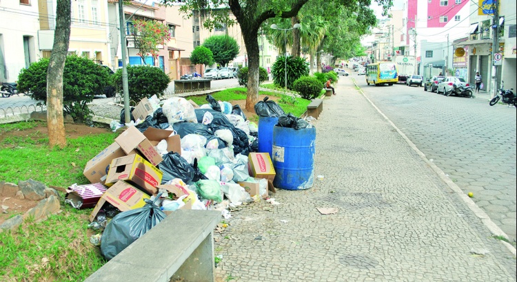 Feriado agravou o problema do acúmulo de lixo em Viçosa