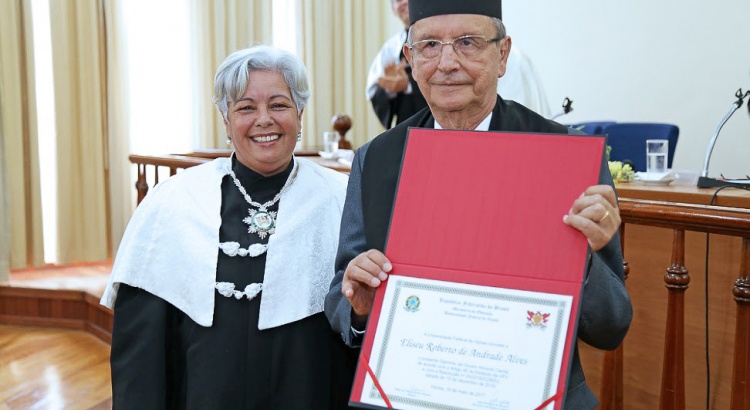 Fundador da Embrapa recebe título de Doutor Honoris Causa