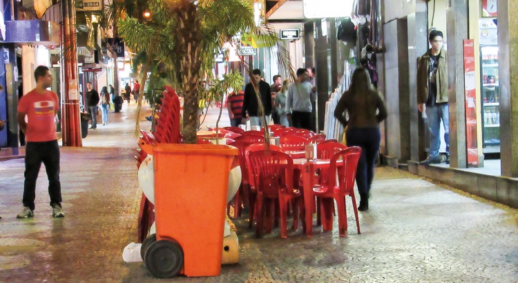 Prefeitura libera mesas no calçadinho