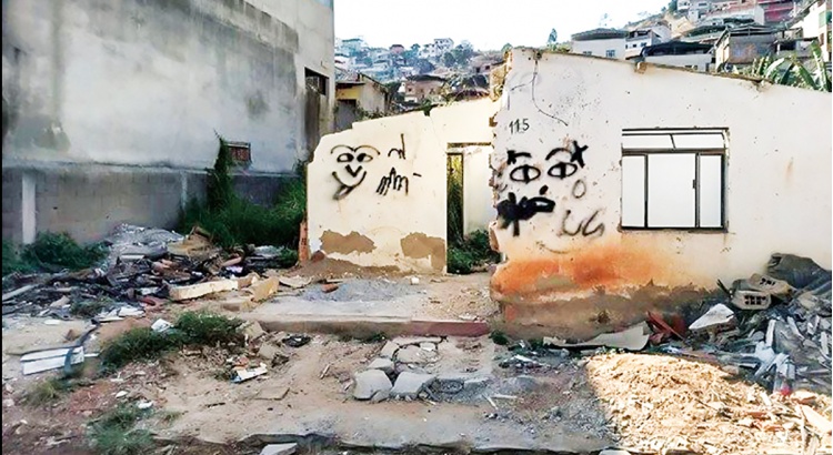 Casa abandonada é demolida no bairro Santo Antônio