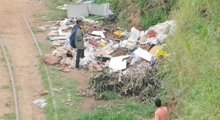 Depósito de lixo a céu aberto continua desafiando autoridades viçosenses