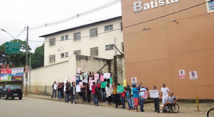 Funcionários do HSJB protestam por falta de pagamento