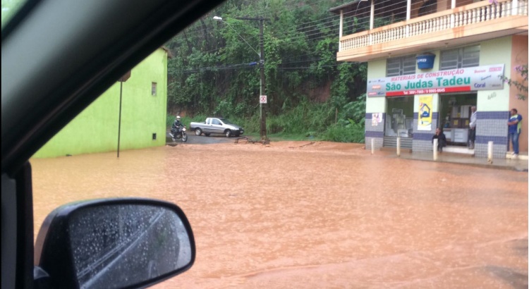 Chuvas alagam pontos de Viçosa