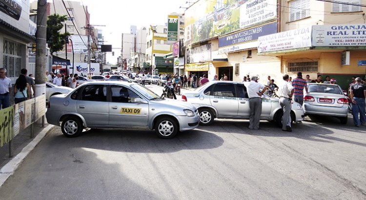 Taxistas voltam a protestar e Edital de Licitação é suspenso