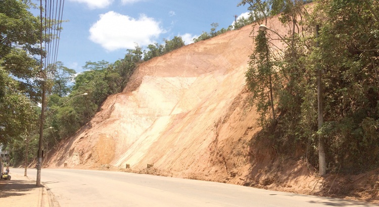 Prefeitura finaliza retaludamento de encosta na avenida Castello Branco