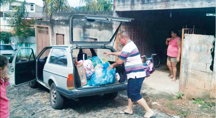 Moradores do Fundão improvisam carro para retirada de lixo