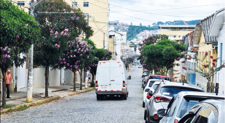 Corte de árvores na Gomes Barbosa