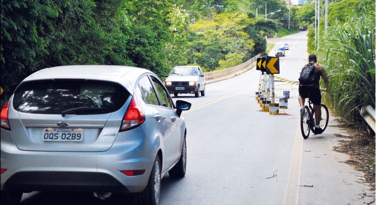 Meia pista no viaduto de Silvestre