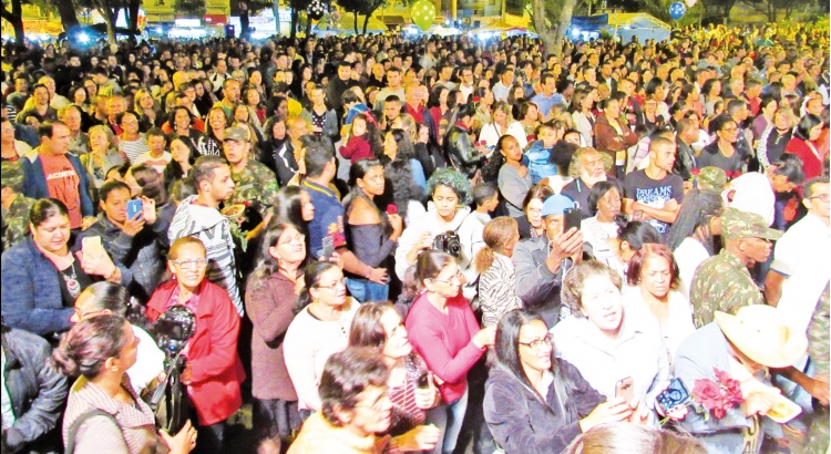 Fiéis lotam praça no Dia de Santa Rita