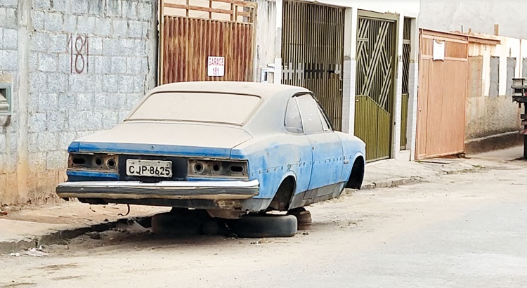 Veículos abandonados afrontam legislação municipal