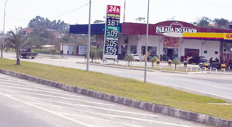 Mineiros pagam o segundo imposto mais caro do país pela gasolina