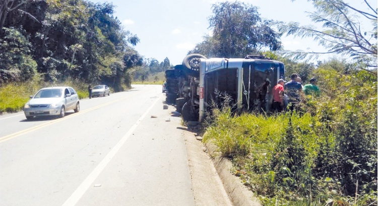 Mais um tombamento de carreta no Bom Jardim