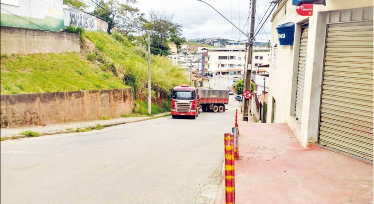 De novo: bitrem não consegue subir e interdita trecho de avenida