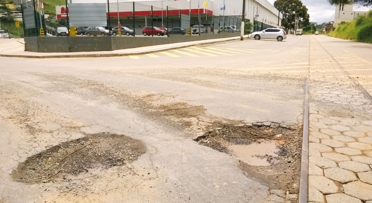 Buracos reaparecem poucos dias após serem tapados pela Prefeitura de Viçosa