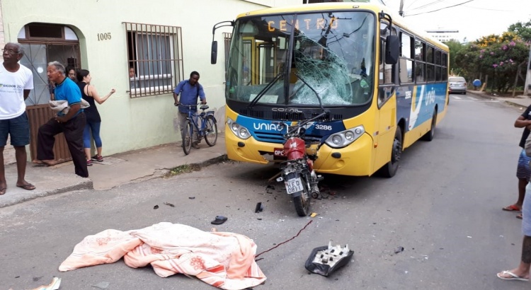 Um homem morto e uma mulher ferida em colisão frontal entre ônibus e moto no Santa Clara