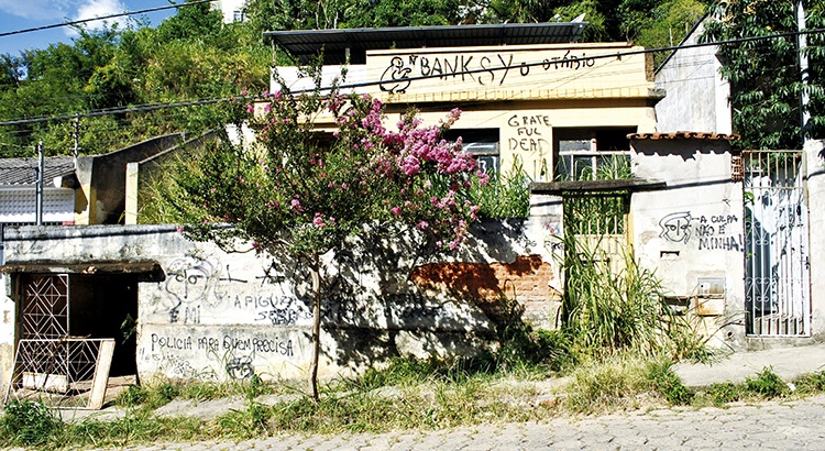 Casa abandonada atrai usuários de drogas e preocupa moradores