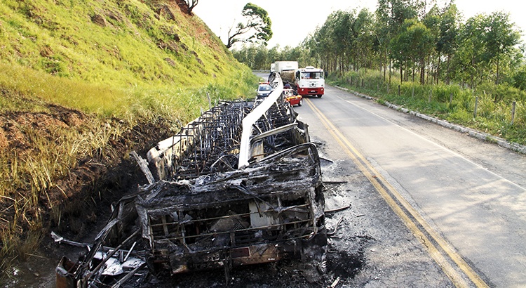 Ônibus destruído em incêndio