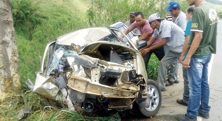 Carro destruído após bater em árvore em Ponte Nova