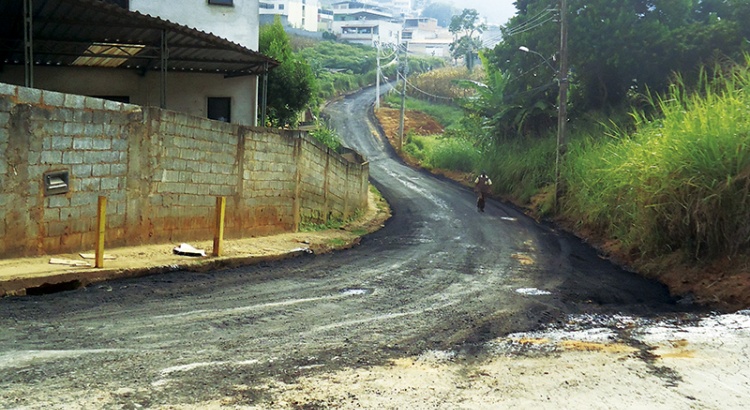 Continuam as obras de asfaltamento em Viçosa