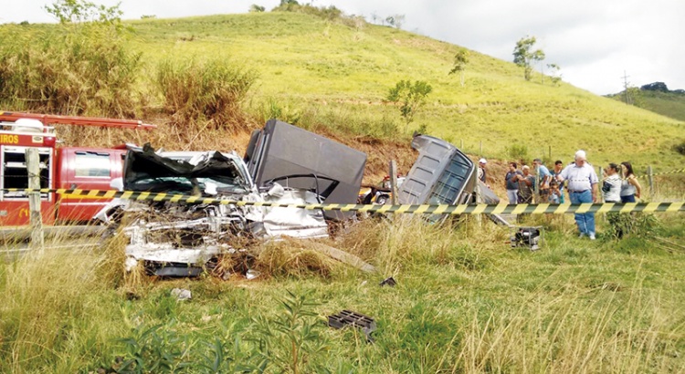 Dois mortos e três gravemente feridos em acidente na estrada de Juiz de Fora