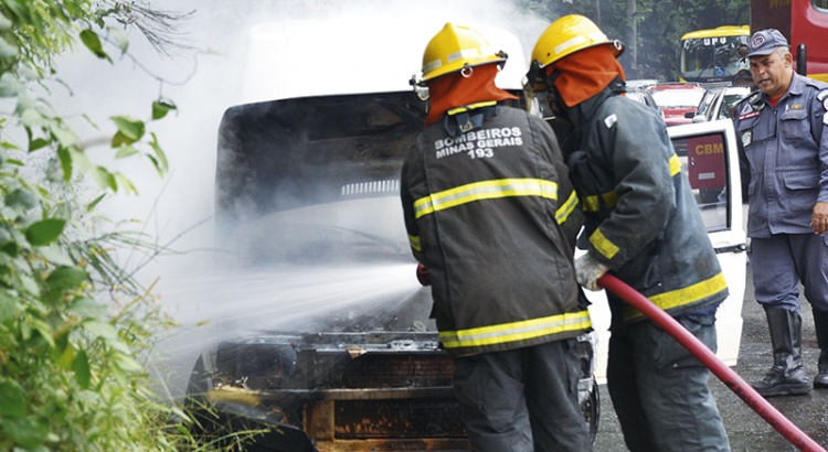 Carro incendiado