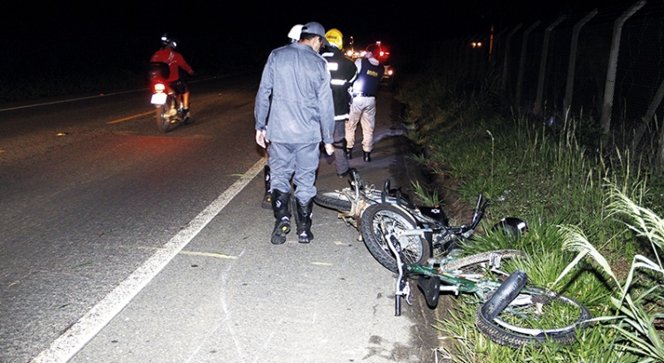 Moto bate em bicicleta