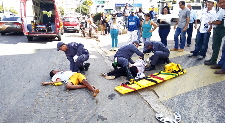 Dois feridos em colisão de moto e carro na Castello Branco