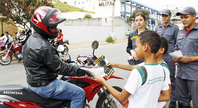 Blitz educativa é realizada em parceria com Bombeiros e PM