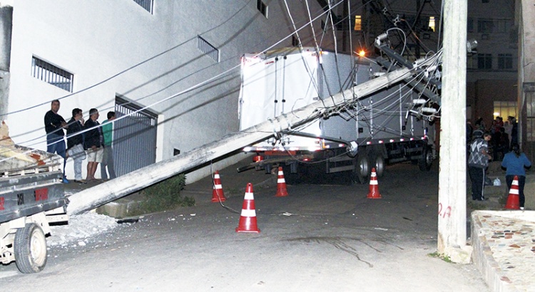 Caminhão desgovernado derruba poste e deixa bairro sem luz