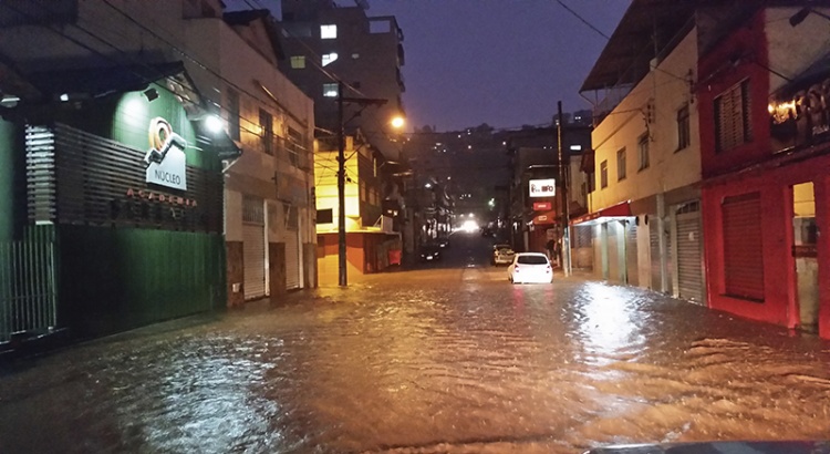 Chuva alaga rua em Viçosa e causa transtornos aos moradores