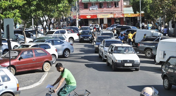 Semana Arthur Bernardes - Detra/PMV interrompe estacionamento na praça