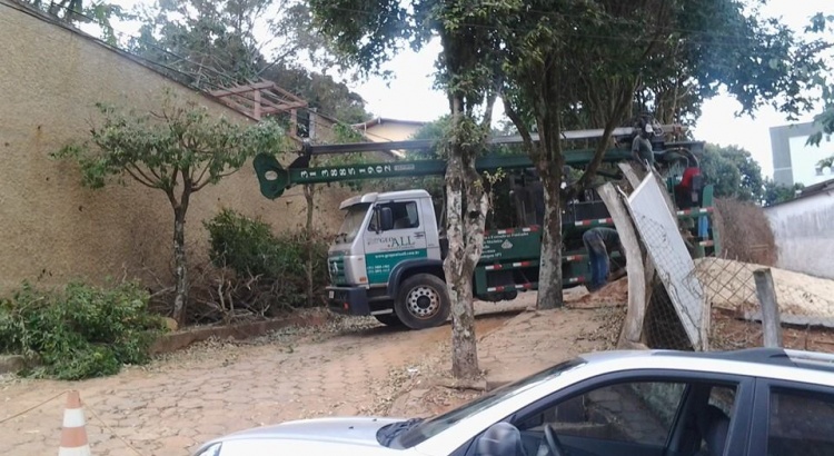 Desaterro e obras geram transtorno na Rua Pedra do Anta