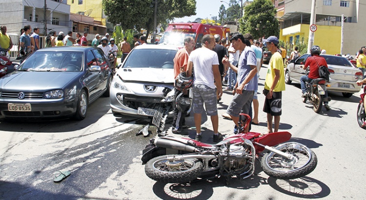 Motoqueiro gravemente ferido em acidente